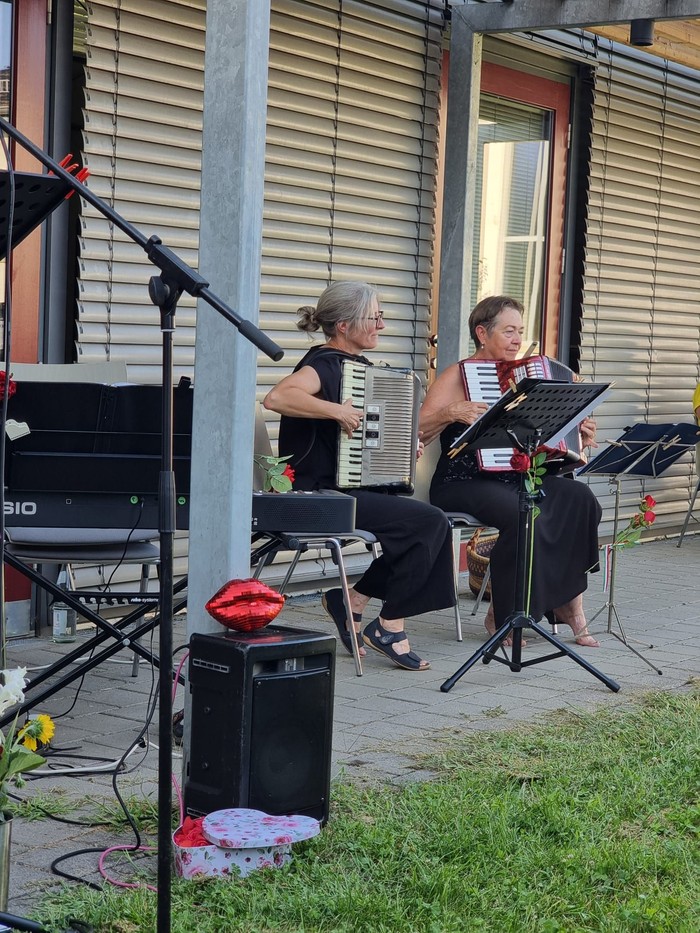 2 Akkordeon Spielerinnen im Pfarrgarten