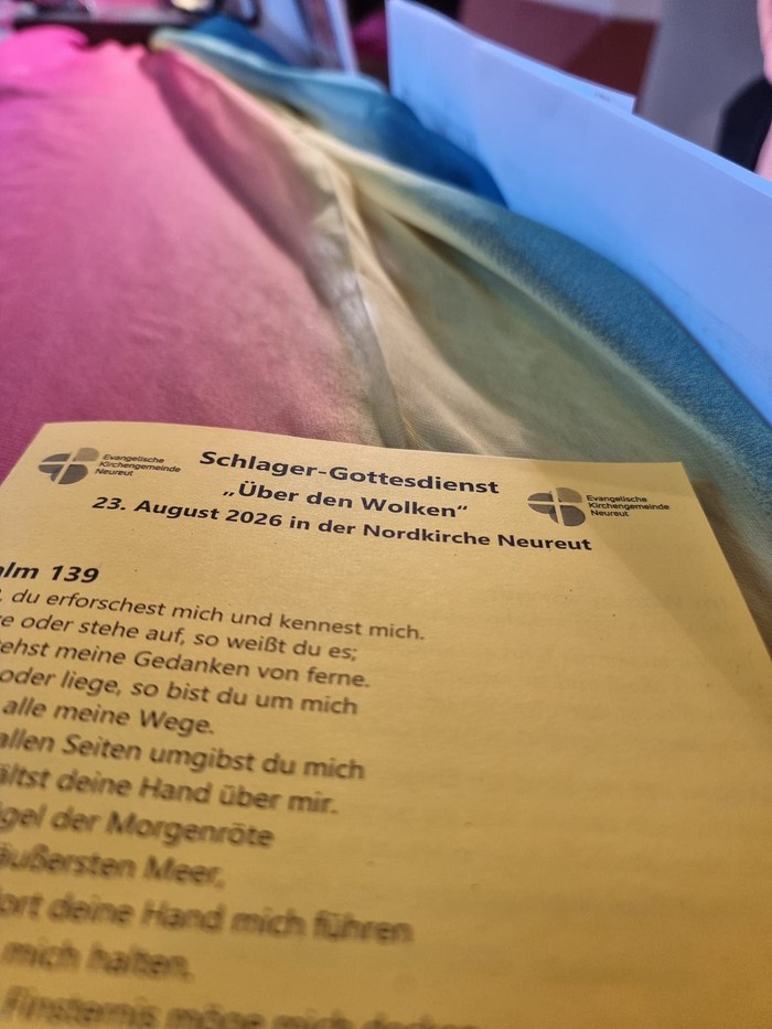 Liedblatt auf Klavier des Schlagergottesdienstes