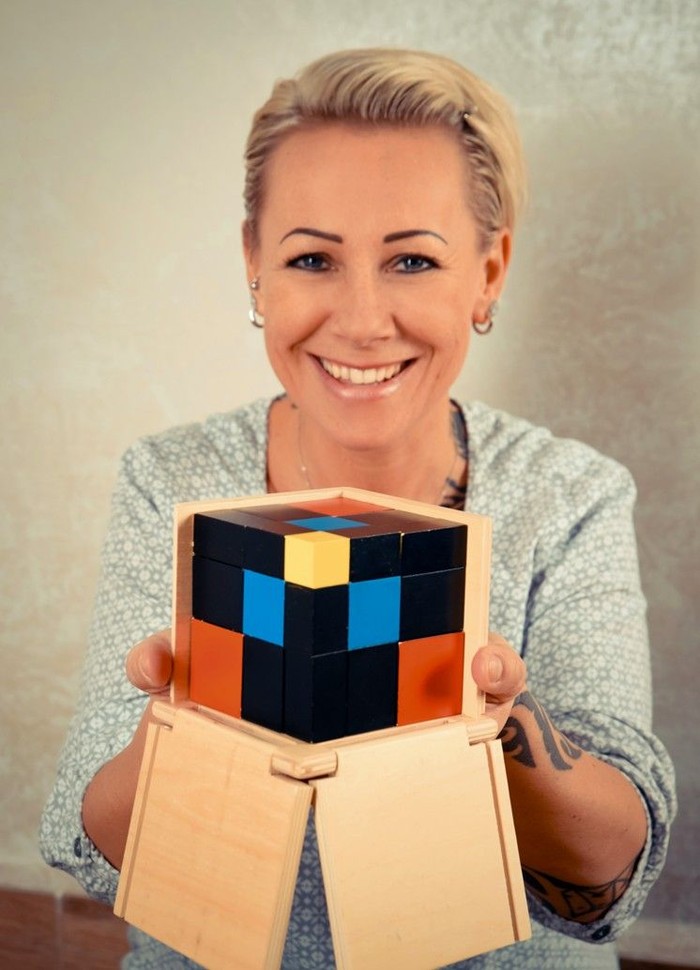 Nicole Hausmann hält einen Würfelbaukasten in den Händen.