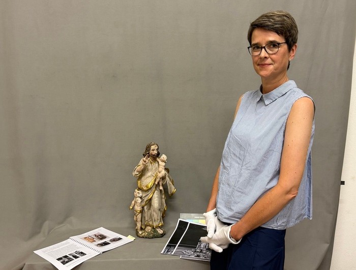 Kunsthistorikerin Britta Butt vor der Figurengruppe