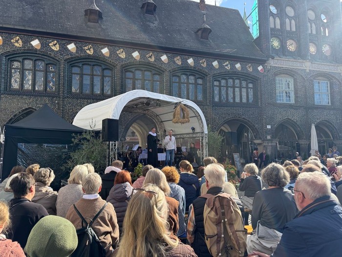 Pastor Pfeifer und Bäcker Alexander Cochius auf der Bühne.