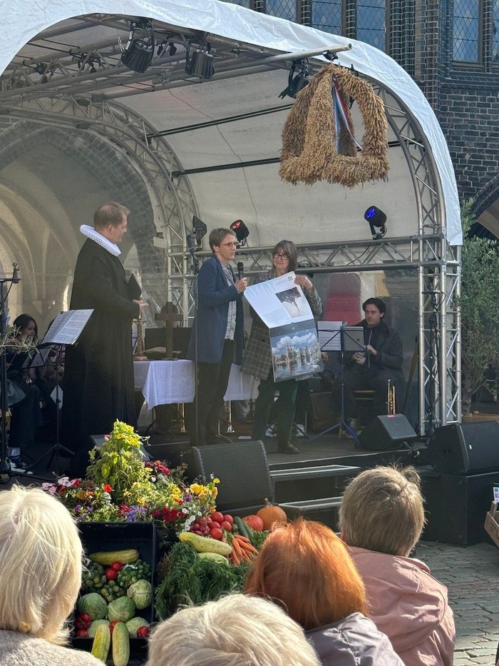 Auf der Bühne wird der neue Kalender 2027 vorgestellt.