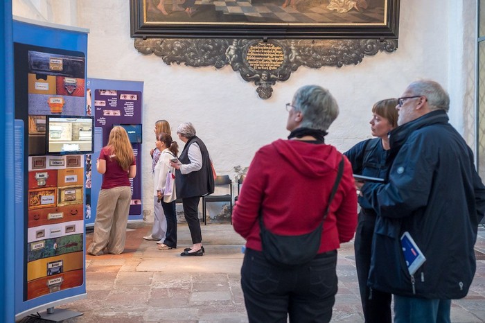 Besucher sehen sich die Anne Frank-Wanderausstellung in St. Jakobi an.