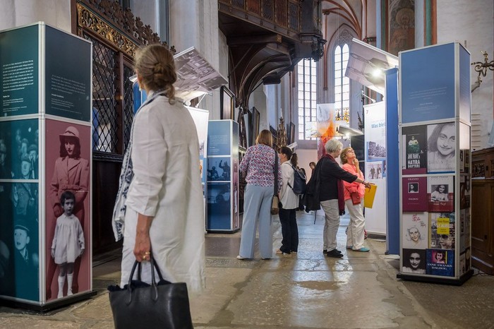 Besucher sehen sich die Anne Frank-Wanderausstellung in St. Jakobi an.