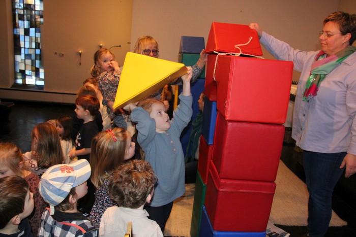 Die Kindergartenkinder errichten aus großen Bauklötzen symbolisch die beiden ehemals eigenständigen Kindergärten in Holzhausen und Herzhausen, die sie anschließend verbinden. (Foto: Sascha Valentin) Die Kindergartenkinder errichten aus großen Bauklötzen symbolisch die beiden ehemals eigenständigen Kindergärten in Holzhausen und Herzhausen, die sie anschließend verbinden. (Foto: Sascha Valentin)
