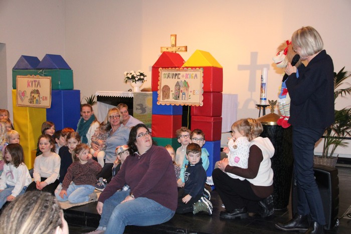 Die Kindergartenkinder errichten aus großen Bauklötzen symbolisch die beiden ehemals eigenständigen Kindergärten in Holzhausen und Herzhausen, die sie anschließend verbinden. (Foto: Sascha Valentin) Die Kindergartenkinder errichten aus großen Bauklötzen symbolisch die beiden ehemals eigenständigen Kindergärten in Holzhausen und Herzhausen, die sie anschließend verbinden. (Foto: Sascha Valentin)