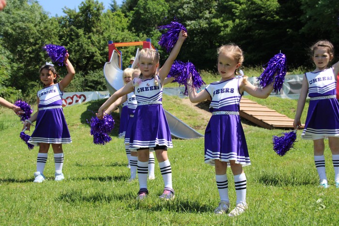 Gemeinsam mit den Tanzsternchen aus Steinperf bejubeln die Kinder den runden Geburtstag ihres Kindergartens. (Foto: Sascha Valentin)