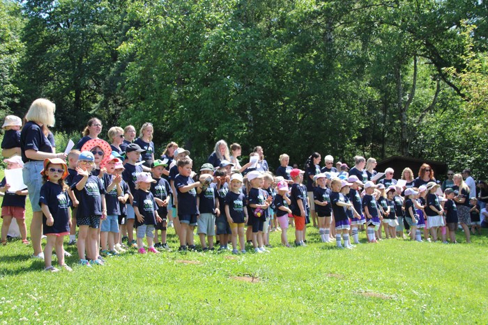 In einem großen Chor bringen die Kinder und Erzieherinnen sich selbst ein Geburtstagsständchen. (Foto: Sascha Valentin)