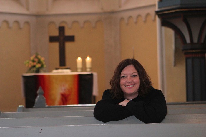 „Auf den ersten Blick in die Kirche verliebt!“: in dem großen Gotteshaus in Hartenrod hat Pfarrerin Annika Panzer ungezählte Gottesdienste gefeiert. (Foto: Klaus Kordesch /eöa)