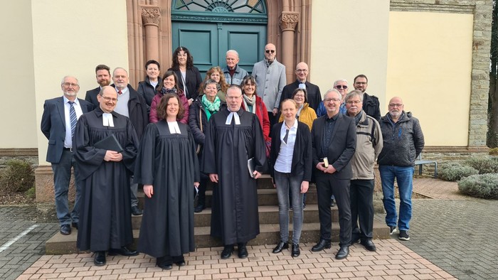 Der Gesamtkirchenvorstand mit Pfarrerin Annika Panzer und Dekan Andreas Friedrich vor dem Verabschiedungsgottesdienst. (Foto: Klaus Kordesch /eöa) 