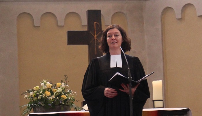 Pfarrerin Annika Panzer hat am Sonntag ihren letzten Gottesdienst in Hartenrod gefeiert. Die beliebte Seelsorgerin wechselt an den Niederrhein. (Foto: Klaus Kordesch /eöa)