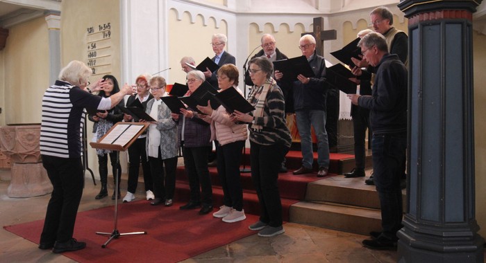 Der Kirchenchor unter der Leitung von Inge Hinterlang bereicherte neben andere Akteuren den festlichen Verabschiedungsgottesdienst musikalisch. (Foto: Klaus Kordesch /eöa)