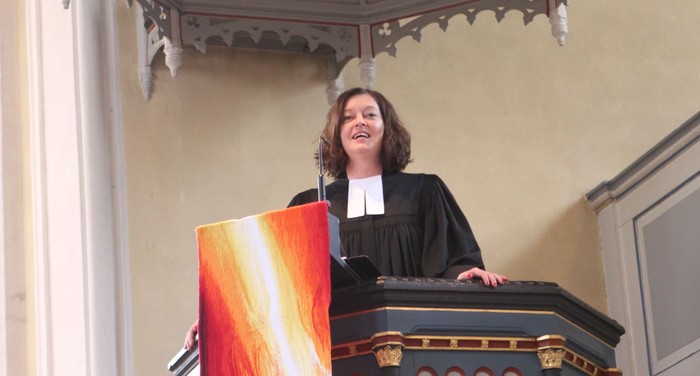 Pfarrerin Annika Panzer hat am Sonntag ihren letzten Gottesdienst in Hartenrod gefeiert. Die beliebte Seelsorgerin wechselt an den Niederrhein. (Foto: Klaus Kordesch /eöa)