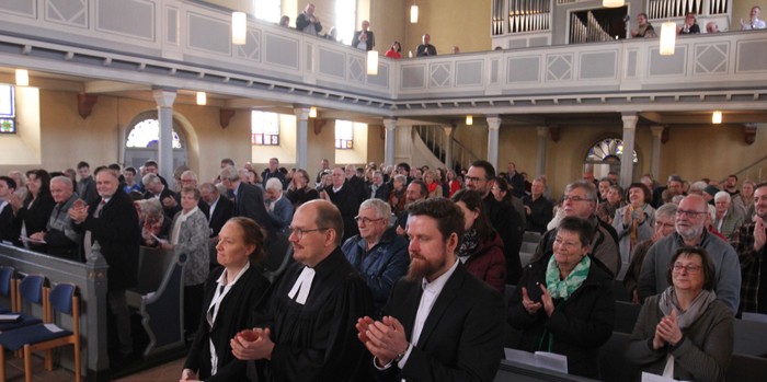Mit lang anhaltendem Applaus und im Stehen dankten die Gottesdienstbesucher ihrer scheidenden Pfarrerin Annika Panzer für ihren Dienst. (Foto: Klaus Kordesch /eöa)