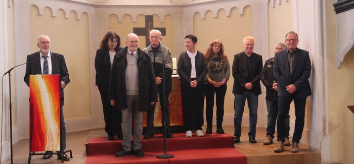 Auch der Ortskirchenausschuss um Vorsitzenden Hans-Peter Rink (li.) verabschiedete sich imt einem Präsent und voller Herzlichkeit von Pfarrerin Annika Panzer. (Foto: Klaus Kordesch /eöa)