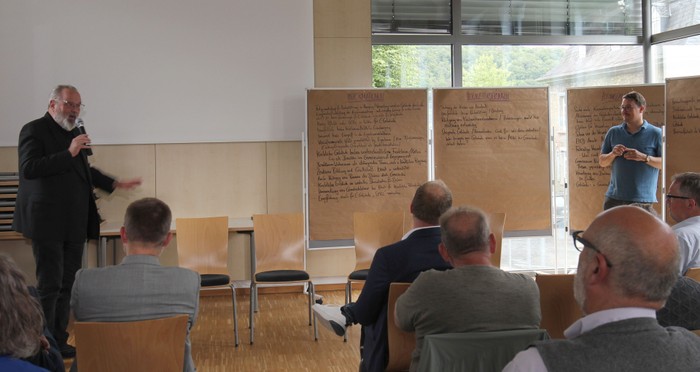 „Das Gebäude-Thema wird uns nicht loslassen“: Der Westerwälder Dekan Dr. Axel Wengenroth appellierte an die Kirchenvorstände, auch die Chancen des Entscheidungsprozesses zu nutzen. (Foto: Klaus Kordesch /eöa) „Das Gebäude-Thema wird uns nicht loslassen“: Der Westerwälder Dekan Dr. Axel Wengenroth appellierte an die Kirchenvorstände, auch die Chancen des Entscheidungsprozesses zu nutzen. (Foto: Klaus Kordesch /eöa)