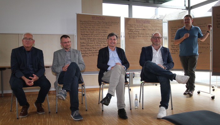 In einer Podiumsdiskussion stellten sich (v.l.) Wilfried Kehr, Stefan Heinig, Markus Keller und René Fünders den Fragen der Kirchenvorstände aus den Dekanate Biedenkopf-Gladenbach und Westerwald. Rechts der Organisator der Veranstaltung, Transformationsunterstützer Dr. Johannes Geng. (Foto: Klaus Kordesch /eöa) In einer Podiumsdiskussion stellten sich (v.l.) Wilfried Kehr, Stefan Heinig, Markus Keller und René Fünders den Fragen der Kirchenvorstände aus den Dekanate Biedenkopf-Gladenbach und Westerwald. Rechts der Organisator der Veranstaltung, Transformationsunterstützer Dr. Johannes Geng. (Foto: Klaus Kordesch /eöa)