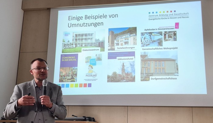 Stefan Heinig berichtete den Kirchenvorständen aus den Dekanaten Biedenkopf-Gladenbach und Westerwald von gelungenen Nutzungen ehemaliger C-Gebäude. (Foto: Klaus Kordesch /eöa) Stefan Heinig berichtete den Kirchenvorständen aus den Dekanaten Biedenkopf-Gladenbach und Westerwald von gelungenen Nutzungen ehemaliger C-Gebäude. (Foto: Klaus Kordesch /eöa)