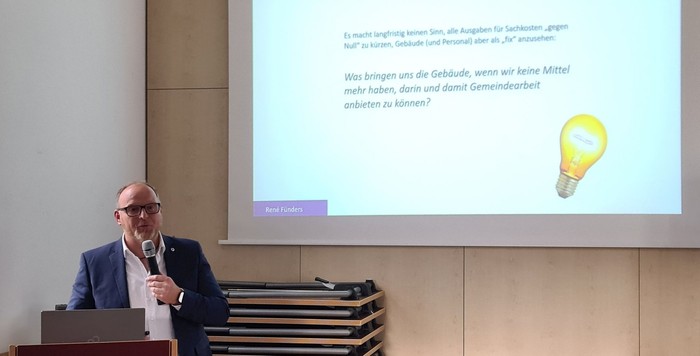 Die betriebswirtschaftlichen Aspekte standen beim Vortrag von René Fünders für die Kirchenvorstände im Mittelpunkt. (Foto: Klaus Kordesch /eöa) Die betriebswirtschaftlichen Aspekte standen beim Vortrag von René Fünders für die Kirchenvorstände im Mittelpunkt. (Foto: Klaus Kordesch /eöa)