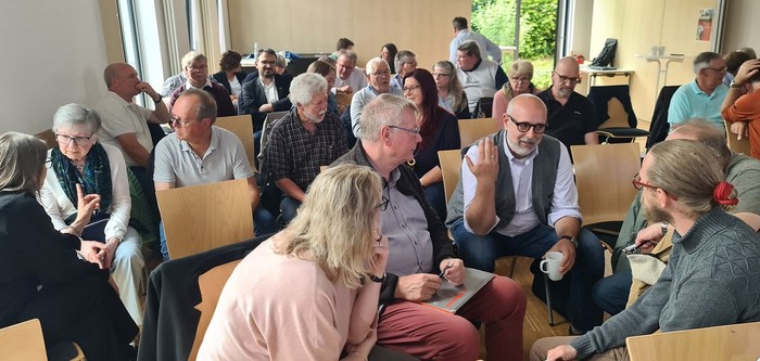 Kirchenvorstände aus den Dekanaten Biedenkopf-Gladenbach und Westerwald haben sich bei einem Infoabend zu den sogenannten C-Gebäuden am Freitagabend im Herborn ausgetauscht und viele Anregungen für ihre weiteren Entscheidungsprozesse mitnehmen können. (Foto: Klaus Kordesch /eöa) Kirchenvorstände aus den Dekanaten Biedenkopf-Gladenbach und Westerwald haben sich bei einem Infoabend zu den sogenannten C-Gebäuden am Freitagabend im Herborn ausgetauscht und viele Anregungen für ihre weiteren Entscheidungsprozesse mitnehmen können. (Foto: Klaus Kordesch /eöa)