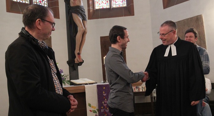 Dekan Andreas Friedrich heißt den neuen Gemeindepädagogen David Michel willkommen, nachdem er, Martin Michel (li.) und Raphael Runzheimer (re.) ihm für seinen Dienst den Segen Gottes zugesprochen haben. (Foto: Klaus Kordesch /eöa) Dekan Andreas Friedrich heißt den neuen Gemeindepädagogen David Michel willkommen, nachdem er, Martin Michel (li.) und Raphael Runzheimer (re.) ihm für seinen Dienst den Segen Gottes zugesprochen haben. (Foto: Klaus Kordesch /eöa)