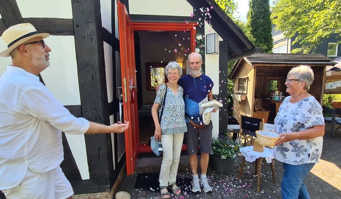 Benjamin und Erika werden beim Auszug aus der kleinen Kirche in Lindenhof von Angelika Schmitt und Michael Zollenkopf mit Rosenblütenblättern beglückwünscht. (Foto: Klaus Kordesch /eöa)