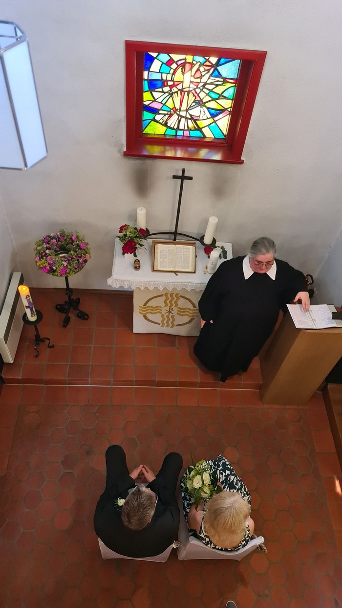 Zu „Einfach heiraten“ herrschte am Freitag und Samstag viel Betrieb in der kleinen Kirche Lindenhof. Pfarrerin Michaela Frischholz sowie die Pfarrer Peter Dersch und Stefan Geil segneten und trauten die Paare. (Foto: Klaus Kordesch /eöa)