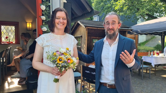 Auch Pfarrerin Annika Hunt und ihr Mann Christian zählten zu den vielen Paaren, die sich am Freitag in Lindenhof segnen oder trauen ließen. (Foto: Klaus Kordesch /eöa)