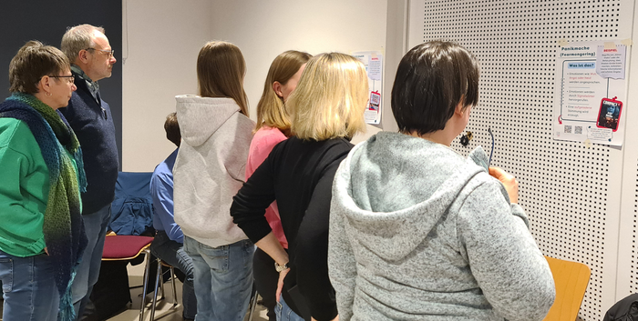 Die Workshop-Besucher kamen im Evangelischen Familienzentrum unter anderem über die Vielzahl der möglichen Manipulationsstrategien ins Gespräch. (Foto: Klaus Kordesch /eöa) Die Workshop-Besucher kamen im Evangelischen Familienzentrum unter anderem über die Vielzahl der möglichen Manipulationsstrategien ins Gespräch. (Foto: Klaus Kordesch /eöa)