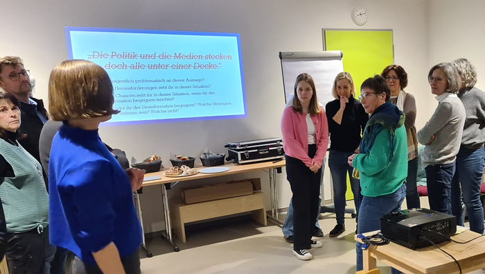 „Politik und Medien stecken unter einer Decke!“ Die Vielfalt der politischen Ansichten wie auch der Medienlandschaft macht die Absurdität einer solchen Behauptung schnell bewusst. Aber die Verbreiter solcher Desinformationen sind keineswegs immer empfänglich für Argumente. (Foto: Klaus Kordesch /eöa) „Politik und Medien stecken unter einer Decke!“ Die Vielfalt der politischen Ansichten wie auch der Medienlandschaft macht die Absurdität einer solchen Behauptung schnell bewusst. Aber die Verbreiter solcher Desinformationen sind keineswegs immer empfänglich für Argumente. (Foto: Klaus Kordesch /eöa)