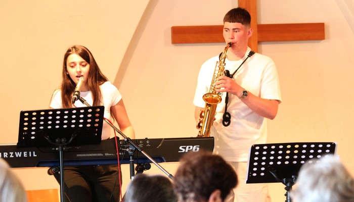 Polly Bekasova und Max Hzabo sorgten mit E-Piano, Gesang und Saxophon für die passende musikalische Begleitung des Dekanatsfrauenfrühstücks. (Foto: Klaus Kordesch /eöa)