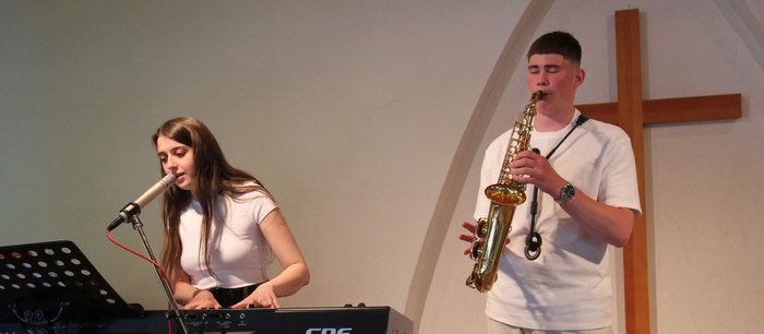 Polly Bekasova und Max Hzabo sorgten mit E-Piano, Gesang und Saxophon für die passende musikalische Begleitung des Dekanatsfrauenfrühstücks. (Foto: Klaus Kordesch /eöa)