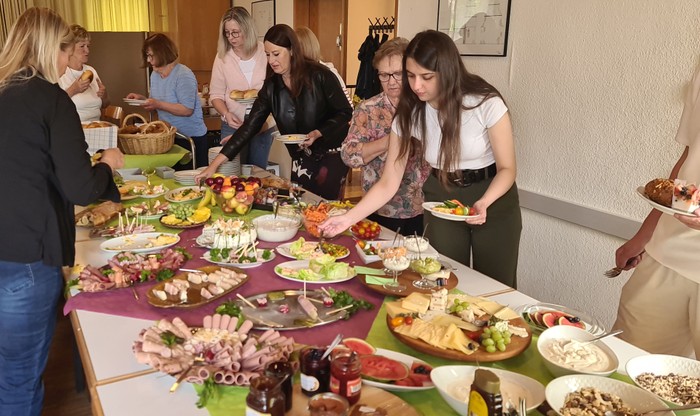 Mit einem reichhaltigen Frühstücksbüffet verwöhnten die Gönnerner Gastgeberinnen die Teilnehmerinnen des Dekanatsfrauenfrühstücks. (Foto: Klaus Kordesch /eöa)