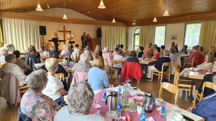 Rund 70 Frauen waren zum Dekanatsfrauenfrühstück nach Gönnern gekommen. (Foto: Klaus Kordesch /eöa)