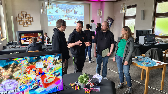 Seit mehr als zwei Jahren bieten die Gemeindepädagogen Robin Feldhaus und Tim Waitzmann (1. Und 2. V.li.) einmal monatlich die „Good Games“ an. Am Pfingstmontag gibt es nun einen „Gaming-Treff XXL“ in Buchenau. (Foto: Klaus Kordesch /eöa)