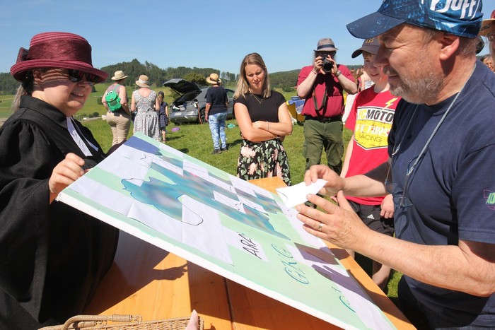 Unter der Karte mit den früheren Grenzen der selbstständigen Kirchengemeinden des Nachbarschaftsraums kam das „grenzenlose“ Gemälde der neuen Gesamtkirchengemeinde Oberland zum Vorschein. (Foto: Klaus Kordesch/eöa)