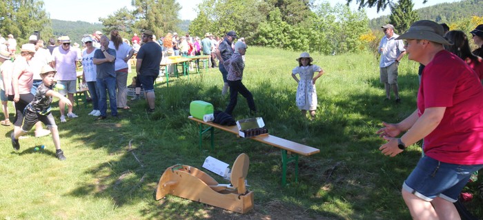Eine Schokokuss-Wurfmaschine sorgte bei den jüngeren Gottesdienstbesuchern auf dem Helgesberg für Begeisterung. (Foto: Klaus Kordesch/eöa)