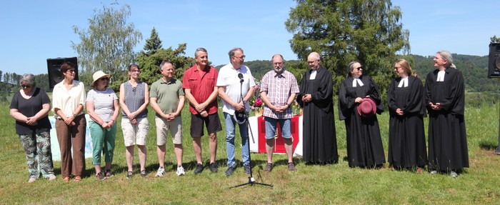 Der Vorstand der Gesamtkirchengemeinde nach seiner Einführung (v.l.): Antje Kornmann, Sandra Welsch, Beate Reitz, Regina Kaut, Thorsten Graf, Jürgen Fuchs, Erich Filippi, Jörg-Uwe Hille, Stefan Föste, Hilke Perlt, Katrin und Carsten Simon. Es fehlen Ina Sänger und Markus Moos. (Foto: Klaus Kordesch /eöa) 
