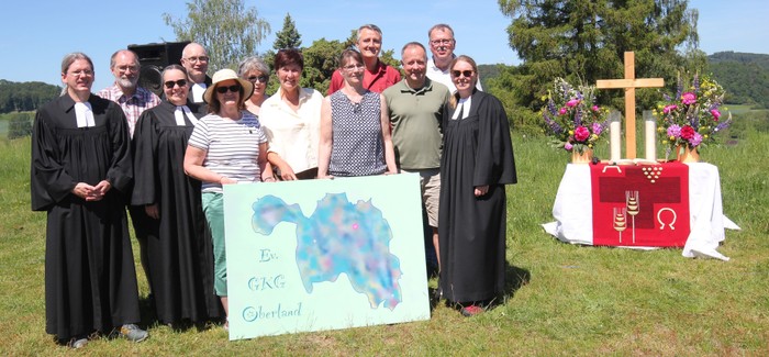 Der Vorstand der Gesamtkirchengemeinde nach seiner Einführung (v.l.): Carsten Simon, Jörg-Uwe Hille, Hilke Perlt, Stefan Föste, Beate Reitz, Antje Kornmann, Sandra Welsch, Regina Kaut, Jürgen Fuchs, Thorsten Graf, Erich Filippi und Katrin Simon. Es fehlen Ina Sänger und Markus Moos. (Foto: Klaus Kordesch /eöa) 