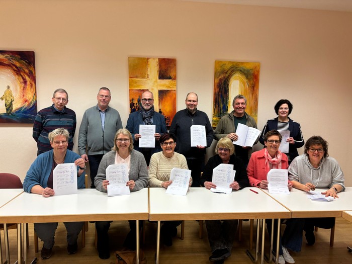 Zufriedene Gesichter nach dem Satzungsbeschluss (v., v.li.): Andrea Herrmann (Stv. Vorsitzende Herzhausen), Melanie Henkel (Stv., Dautphe), Ulrike Bösser (Vorsitz Koordinationsausschuss), Dorothee Schmidt (Vorsitz Holzhausen), Michaela Pez (Vorsitz Buchenau), Karina Eul (Stv. Verwaltungsausschuss Friedensdorf). (Hinten, v.li): Pfarrer Eberhard Hoppe (Koordinationsunterstützung, 