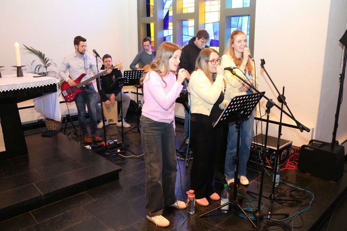 Die ejuBIG-Band gestaltete den Gottesdienst zum Ostertreffen der Dekanatsjugend mit. (Foto: Jürgen Jacob)