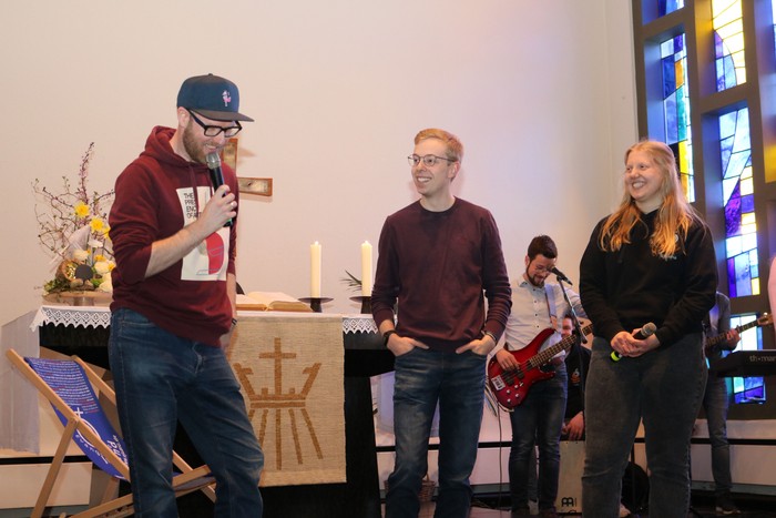 Landesjugendpfarrer Matthias Braun unterstrich, dass Gott auch in den unvollkommenen Situationen des Lebens gegenwärtig ist. Maximilian Kraft und Lisa Lang interviewten ihn. (Foto: Jürgen Jacob)