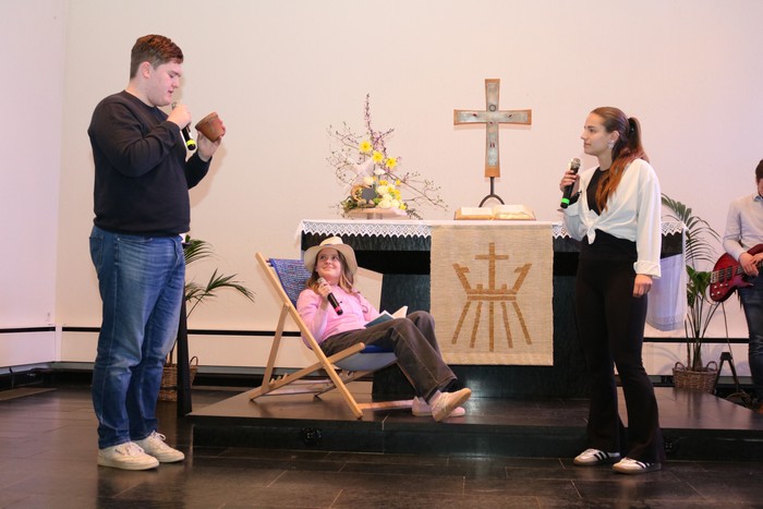 Bruno Molinaro, Luise Kaufmann und Elisa Reis von der Dekanatsjugend stellten im Gottesdienst spielerisch den verschiedenartigen Umgang mit Erneuerungen dar. (Foto: Jürgen Jacob)