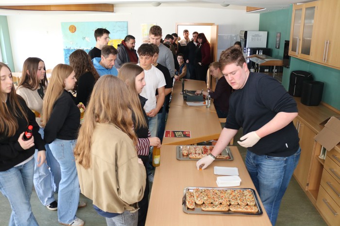 Beste Stimmung auch beim Mittagessen an der Freizeit- und Bildungsstätte. (Foto: Jürgen Jacob)