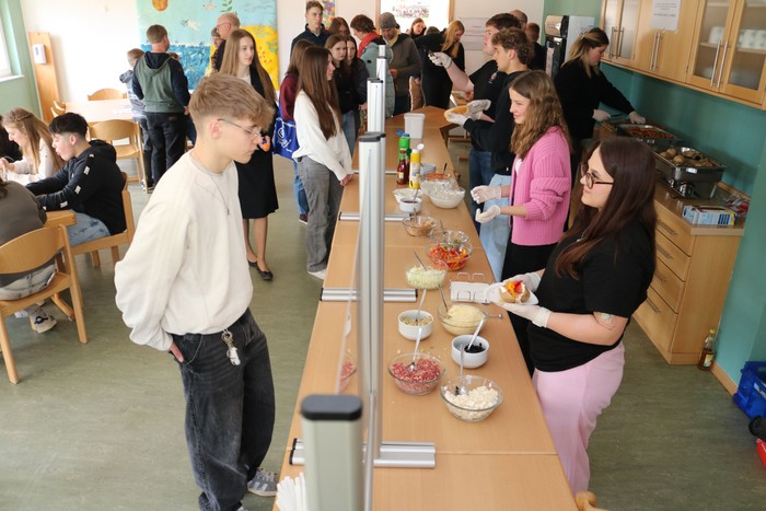 Am Ostermontag gibt es in Dautphetal-Holzhausen beim Ostertreffen der Evangelischen Jugend ausreichend Zeit für Begegnung, Austausch und ein gemütliches Beisammensein in entspannter Atmosphäre. Für das leibliche Wohl ist gesorgt. (Foto: Jürgen Jacob)
