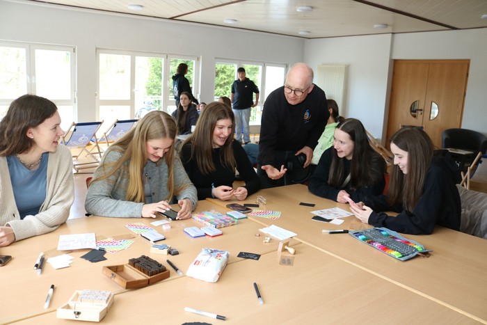 Am Ostermontag gibt es in Dautphetal-Holzhausen beim Ostertreffen der Evangelischen Jugend ausreichend Zeit für Begegnung, Austausch und ein gemütliches Beisammensein in entspannter Atmosphäre. Für das leibliche Wohl ist gesorgt. (Foto: Jürgen Jacob)