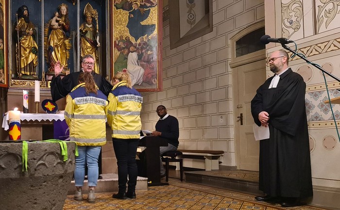 Assessor Christoph Schaaf und Dekan Andree Best (rechts) segneten die neu ausgebildeten NotfallseelsorgerInnen für ihren Dienst. (Foto: Klaus Kordesch /eöa) Assessor Christoph Schaaf und Dekan Andree Best (rechts) segneten die neu ausgebildeten NotfallseelsorgerInnen für ihren Dienst. (Foto: Klaus Kordesch /eöa)