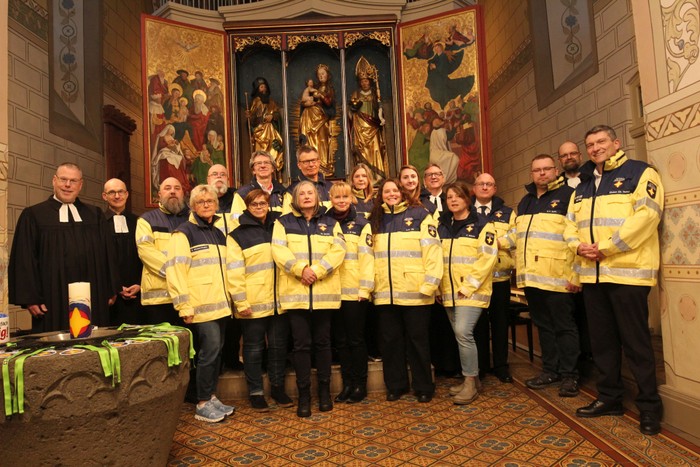 Sie sind künftig bei Unfällen, in Krisen und Notlagen mit den Rettungskräften im Lahn-Dillkreis in Einsatz: Am Mittwochabend sind die neuen NotfallseelsorgerInnen in Niederweidbach in ihren Dienst eingeführt worden. (Foto: Klaus Kordesch /eöa) Sie sind künftig bei Unfällen, in Krisen und Notlagen mit den Rettungskräften im Lahn-Dillkreis in Einsatz: Am Mittwochabend sind die neuen NotfallseelsorgerInnen in Niederweidbach in ihren Dienst eingeführt worden. (Foto: Klaus Kordesch /eöa)