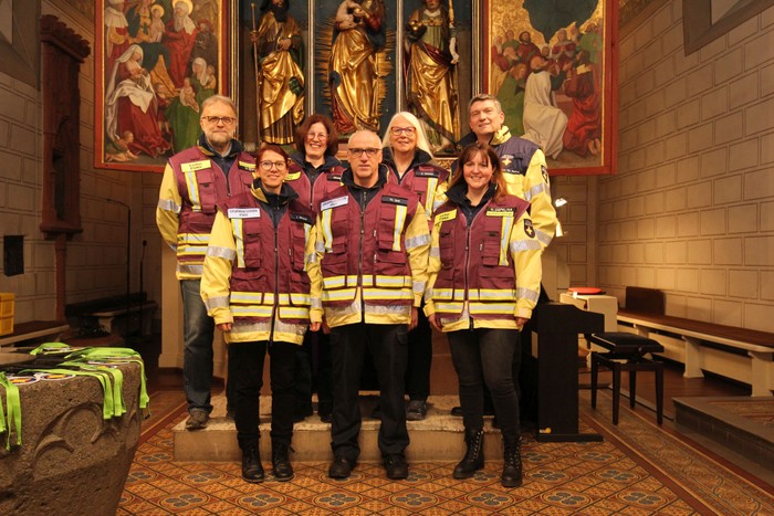 Zu Gruppenführern der Psychosoziale Notfallversorgung (PSNV) wurden (hinten, v.li.) Herbert Epp, Melanie Meckel und Caroline Dietrich von Christian Reifert als Leiter der Notfallseelsorge Lahn-Dill ernannt; ebenso (vorne, v.li.) Jelena Wegner, Thomas Gaß und Natalie Depalma. (Foto: Klaus Kordesch /eöa) Zu Gruppenführern der Psychosoziale Notfallversorgung (PSNV) wurden (hinten, v.li.) Herbert Epp, Melanie Meckel und Caroline Dietrich von Christian Reifert als Leiter der Notfallseelsorge Lahn-Dill ernannt; ebenso (vorne, v.li.) Jelena Wegner, Thomas Gaß und Natalie Depalma. (Foto: Klaus Kordesch /eöa)