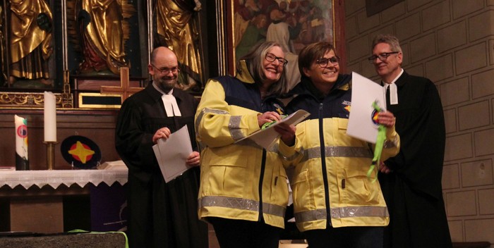 Christine Becker und Cornelia Brück freuen sich nach ihrer Einsegnung mit Dekan Andree Best und Assessor Christoph Schaaf. (Foto: Klaus Kordesch /eöa) Christine Becker und Cornelia Brück freuen sich nach ihrer Einsegnung mit Dekan Andree Best und Assessor Christoph Schaaf. (Foto: Klaus Kordesch /eöa)